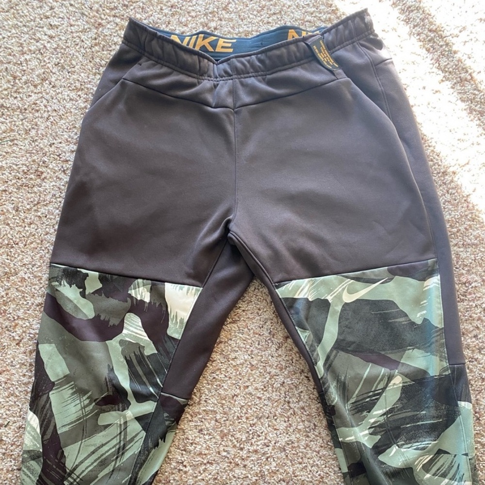 Nike Men’s Cascade Brushstroke Camo Joggers